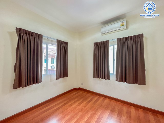 บ้านแฝดมือสองย่านนนทบุรี ม.ลลิลอินเดอะพาร์ค บางใหญ่-กาญจนภิเษก เนื้อที่กว้างขวางถึงเกือบ 40 ตร.ว. ฟังก์ชัน 3 ห้องนอน 2 ห้องน้ำ 1 ที่จอดรถ บนทำเลดี เดินทางสะดวก ใกล้เซ็นทรัลเวสต์เกต, ทางด่วน "กาญจนาภิเษก" เพียง 10 นาทีถึงรถไฟฟ้าสายสีม่วง "สถานีสามแยกบางใหญ่"...